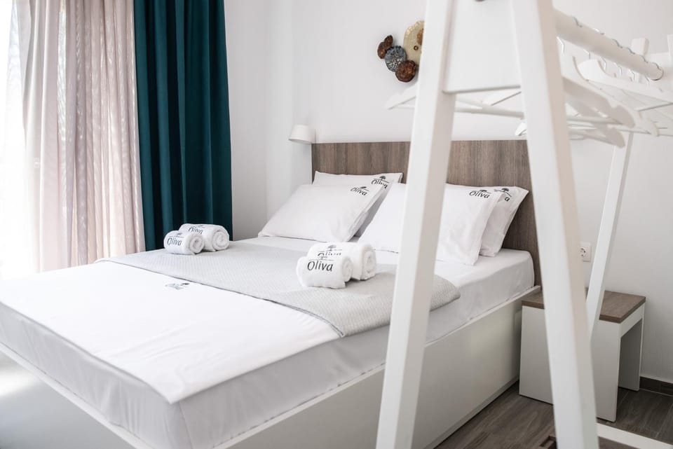 Bed, Bedroom, bunk bed, towels