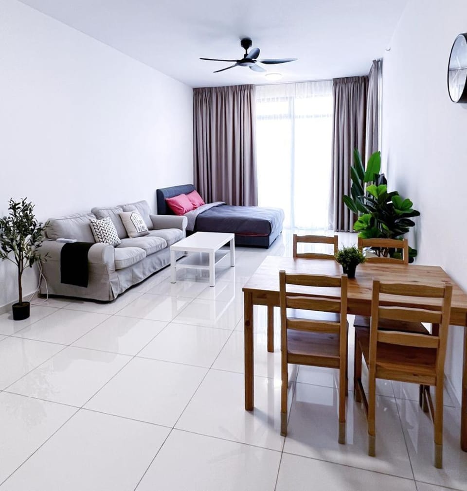 Bed, Living room, Seating area, Dining area, fireplace