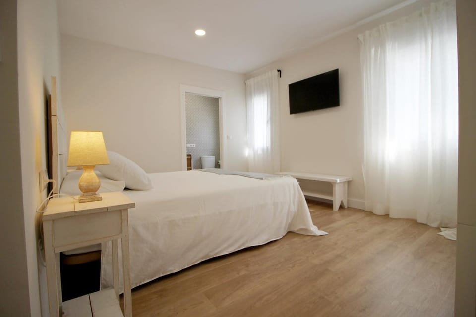 Bed, TV and multimedia, Photo of the whole room, Bedroom, hair dresser