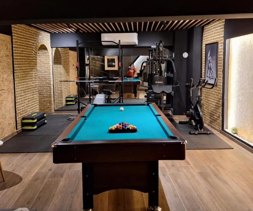 Billiard, Game Room