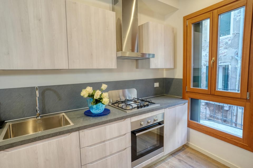 Kitchen or kitchenette, pet friendly, stove