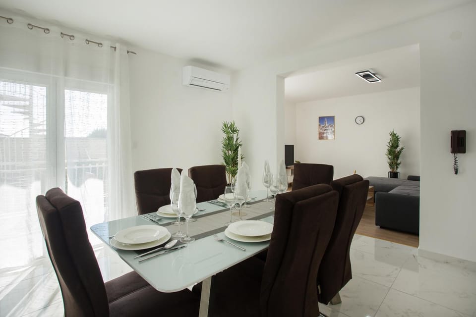Living room, Seating area, Dining area, air conditioner