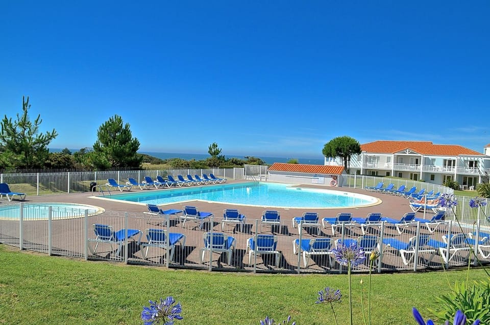 Day, Pool view, Swimming pool, sunbed