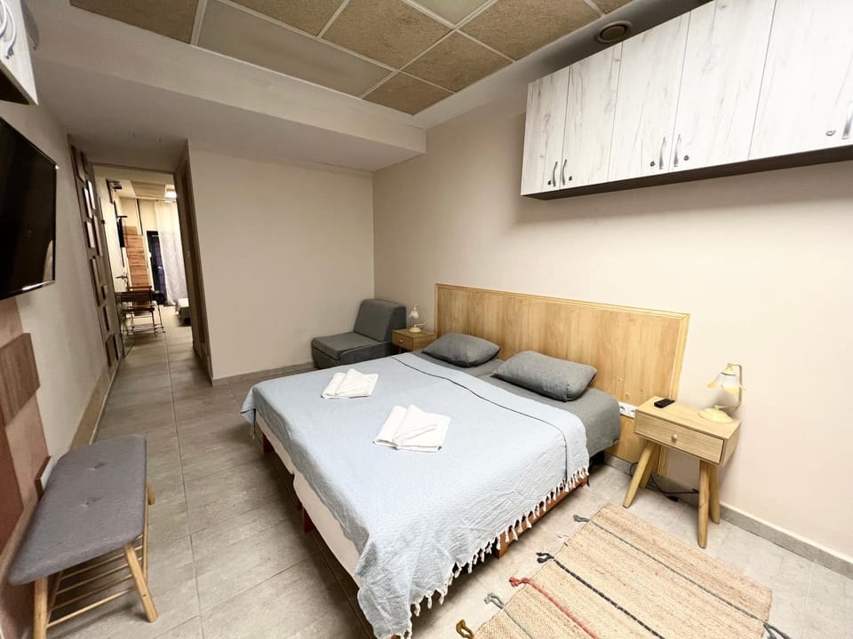 Bed, TV and multimedia, Bedroom