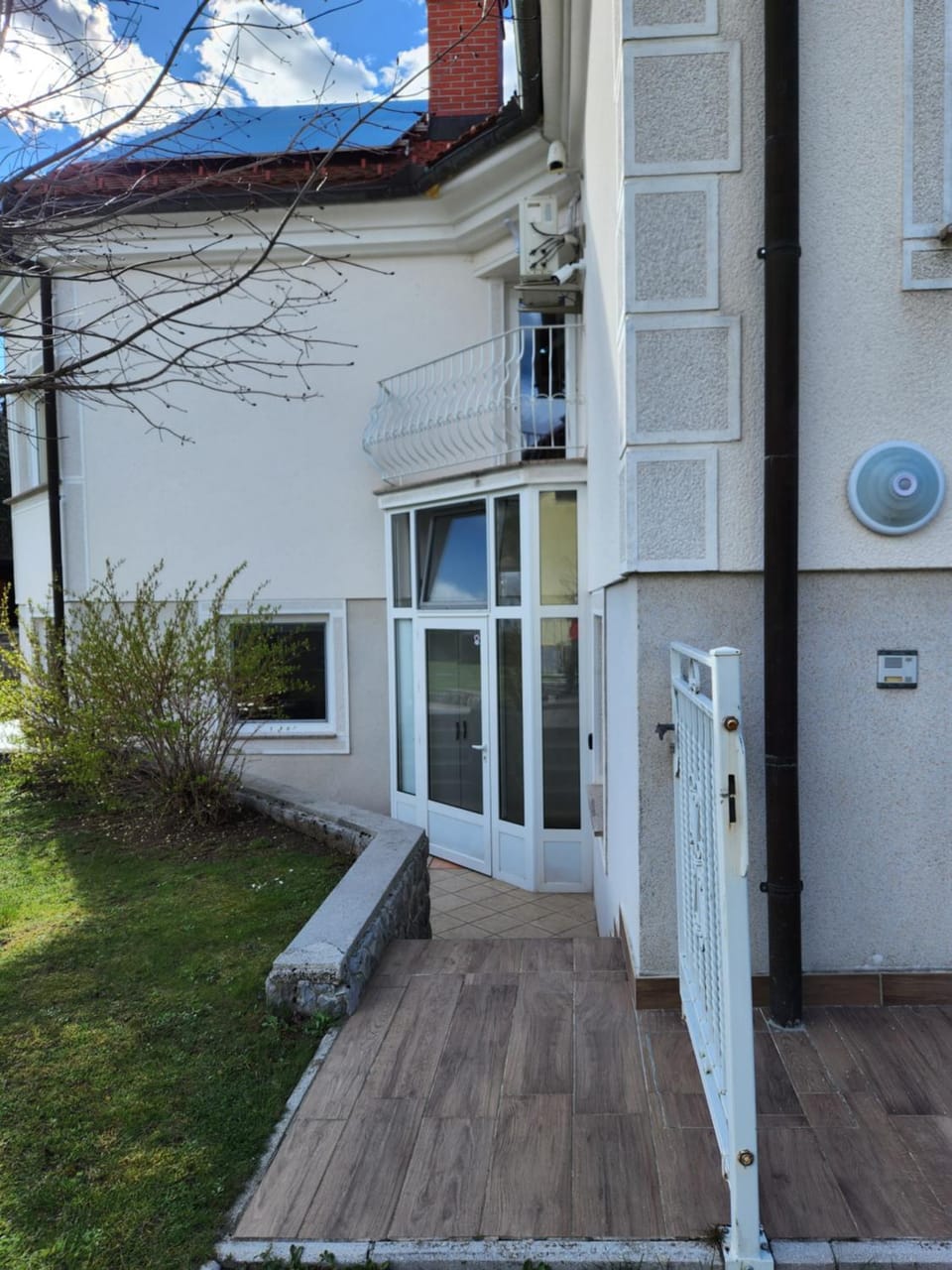 Facade/entrance