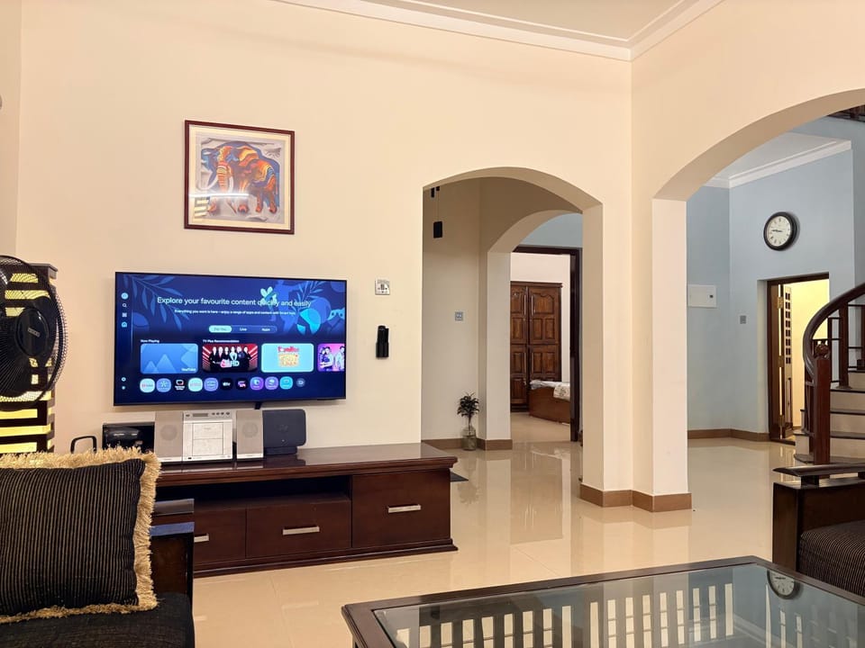 Communal lounge/ TV room, TV and multimedia, Living room, Seating area, Evening entertainment