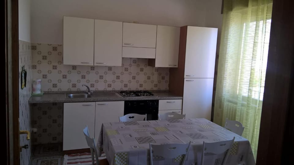 Kitchen or kitchenette, Dining area, pet friendly, stove