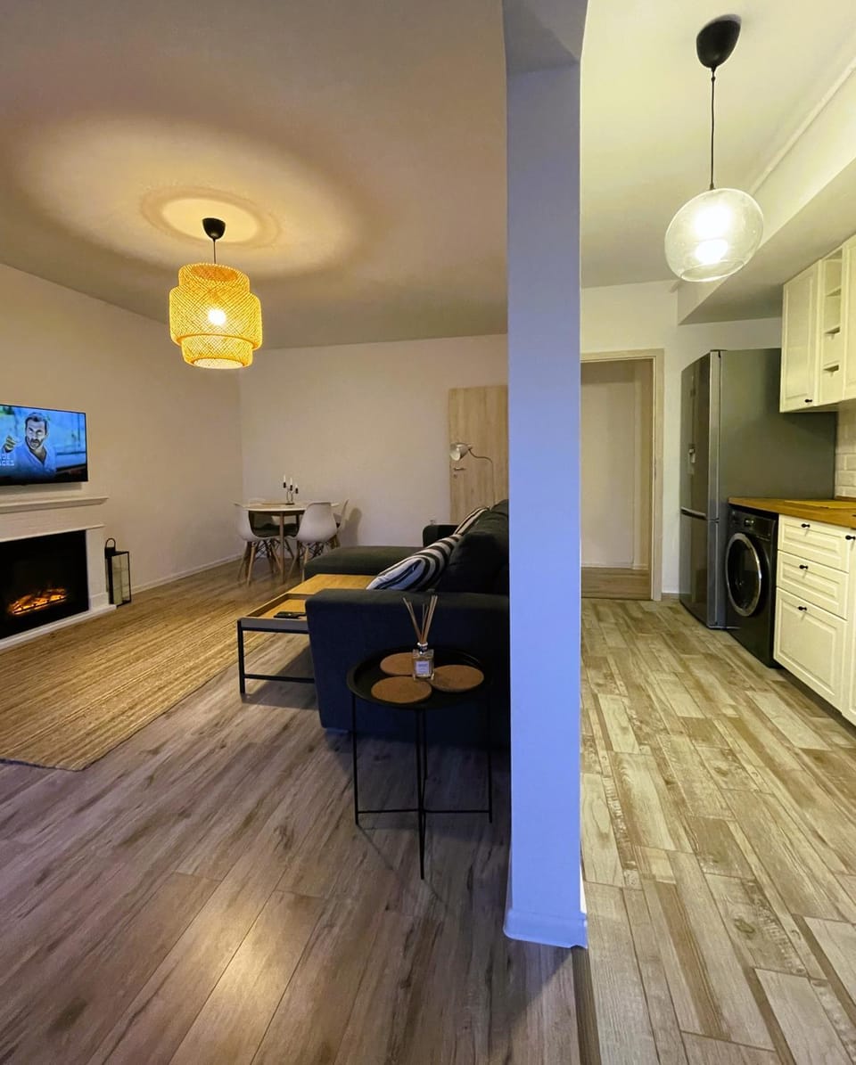 Communal lounge/ TV room, TV and multimedia, Kitchen or kitchenette, Living room, Seating area, fireplace, fireplace, kitchen, kitchen