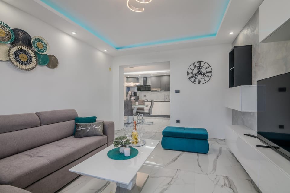 Communal lounge/ TV room, TV and multimedia, Living room, Evening entertainment