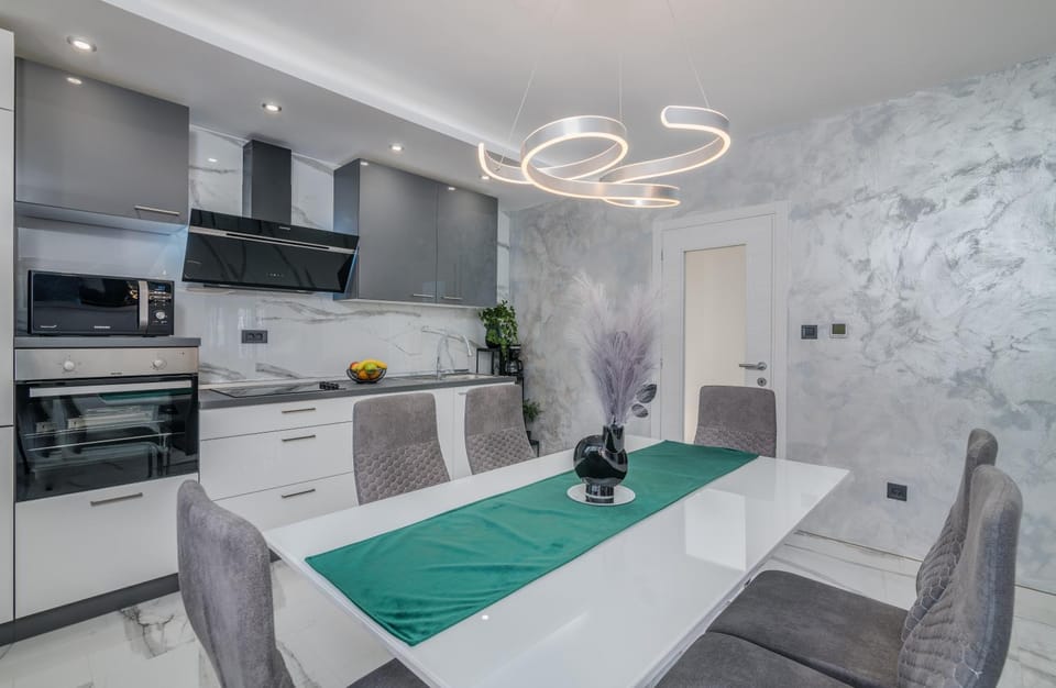 Kitchen or kitchenette, Seating area, Dining area, minibar, pet friendly