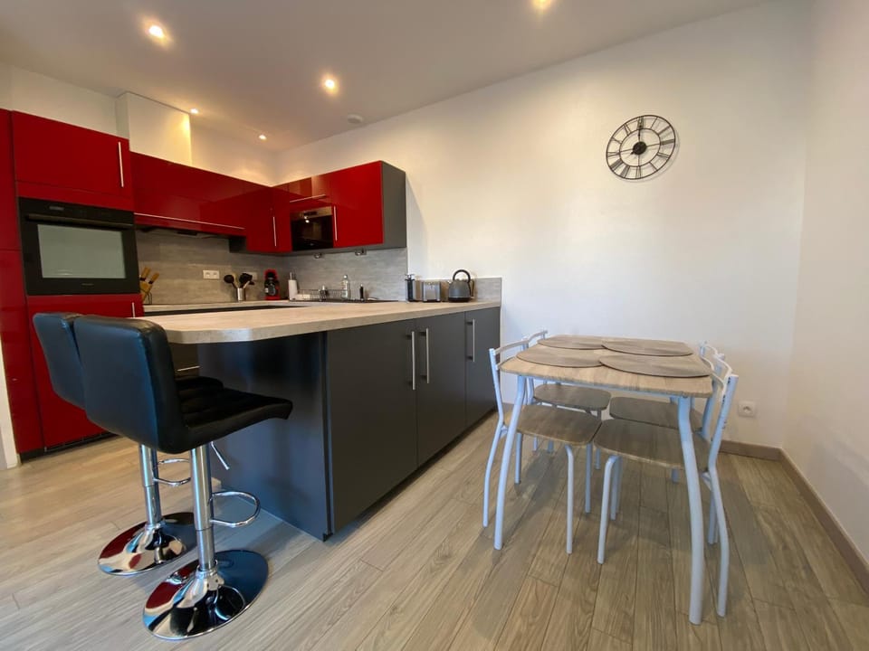 Kitchen or kitchenette, Dining area, minibar, pet friendly, stove