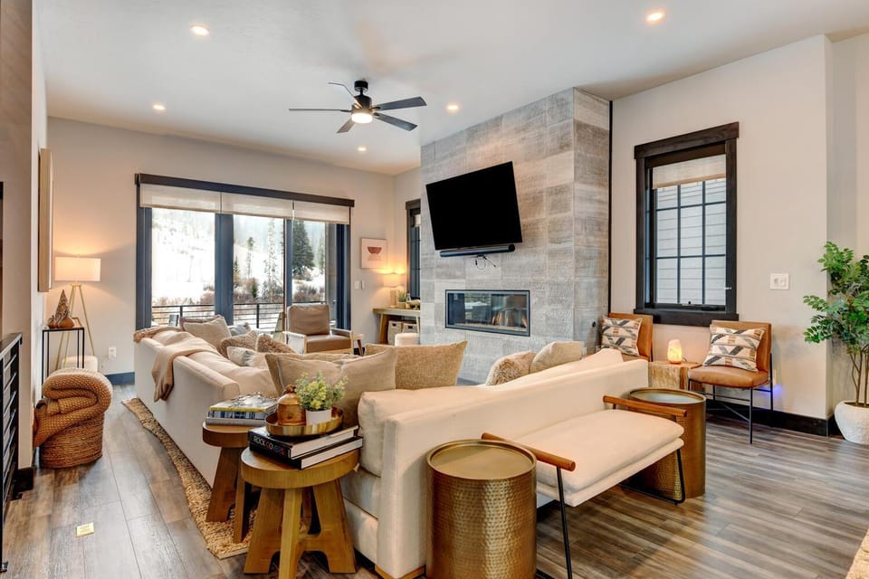 TV and multimedia, Living room, Seating area, fireplace, flat iron, locker