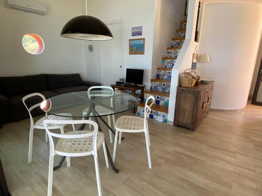 TV and multimedia, Living room, Seating area, Dining area, air conditioner