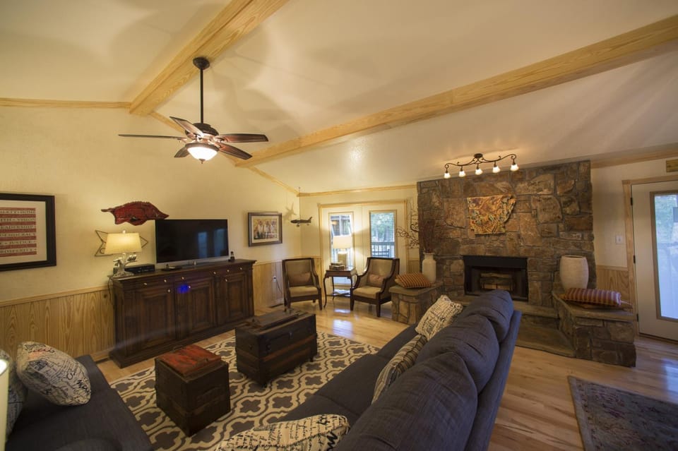 C21, Three bedroom, three bath log-sided, luxury Harbor North cottage with hot tub cottage House in Lake Ouachita