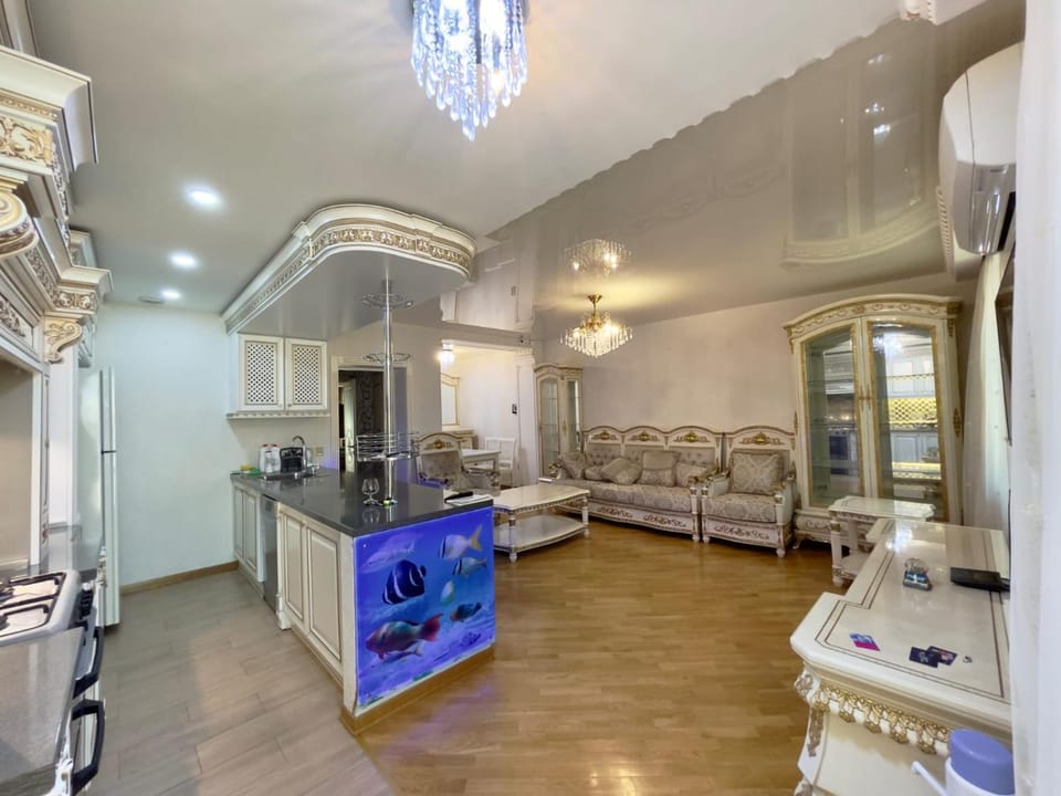 TV and multimedia, Kitchen or kitchenette, Living room, Seating area, Dining area