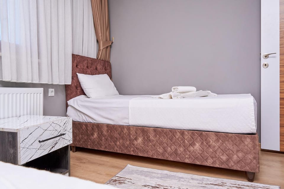 Bed, Bedroom, towels