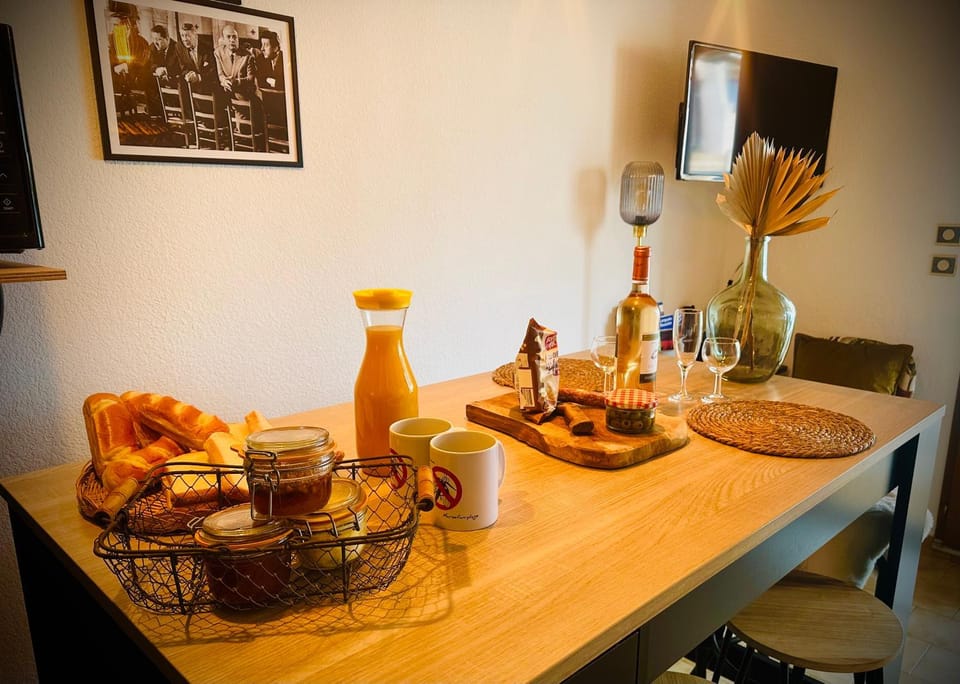 Food and drinks, Dining area, Food, Meals, Breakfast, Continental breakfast, Drinks