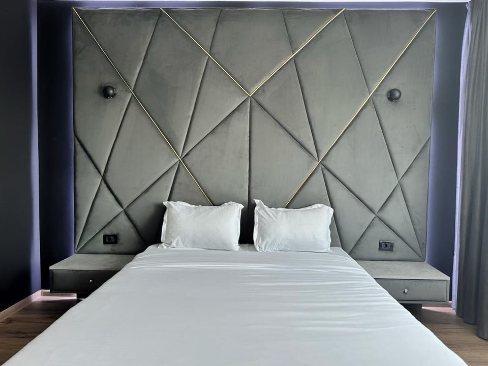 Bed, Bird's eye view, View (from property/room), View (from property/room), Photo of the whole room, Decorative detail, Decorative detail, Bedroom, City view, City view, Mountain view, Mountain view, Street view, Street view, Time of day, Quiet street view, Facility for disabled guests, hair dresser, locker, locker, acessibility