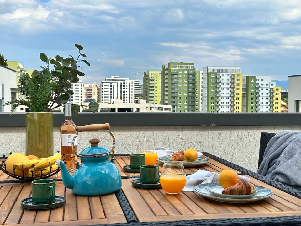 Property building, Day, Coffee/tea facilities, View (from property/room), Balcony/Terrace, Dining area, City view