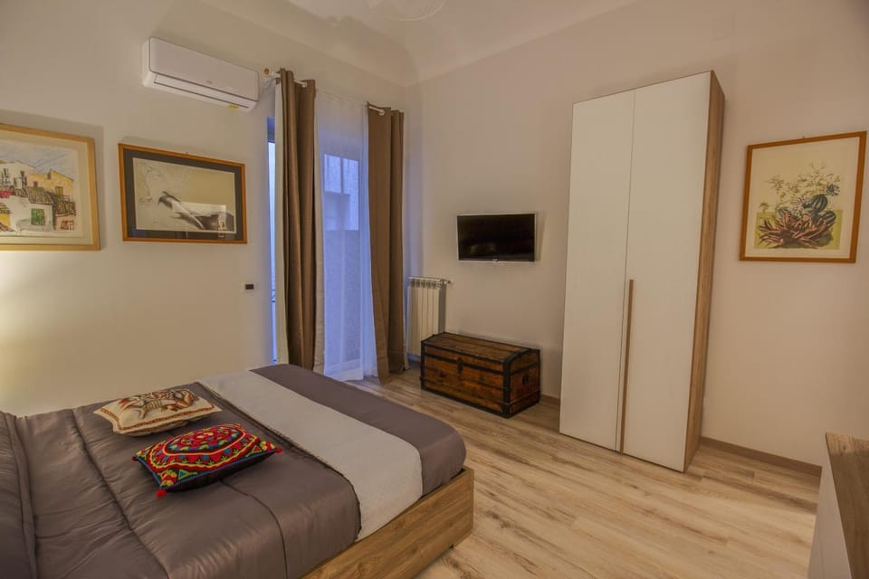 Photo of the whole room, Bedroom
