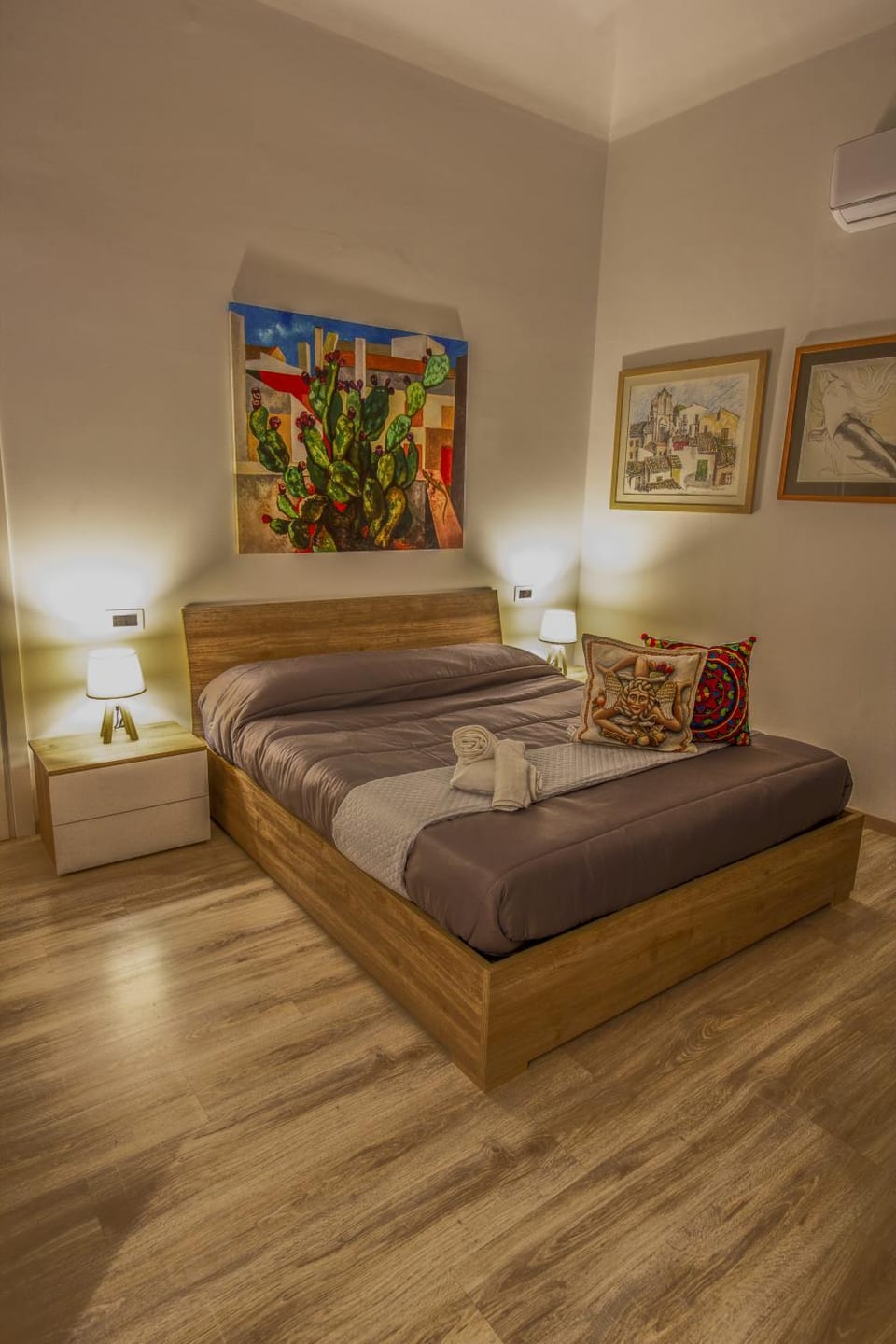 Photo of the whole room, Bedroom