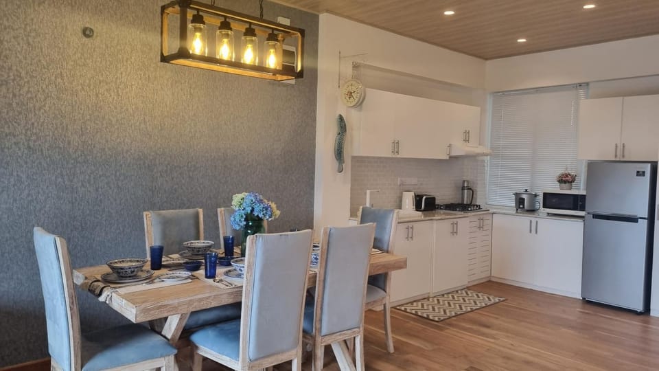 Kitchen or kitchenette, Dining area, minibar, stove, toaster