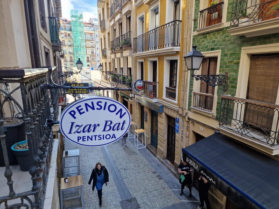 Pension Izar Bat Guesthouse - Self Check-in Bed and Breakfast in San Sebastian