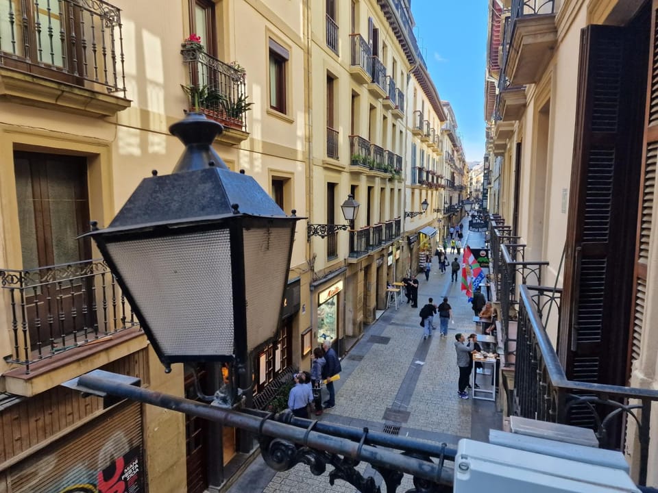 Pension Izar Bat Guesthouse - Self Check-in Bed and Breakfast in San Sebastian