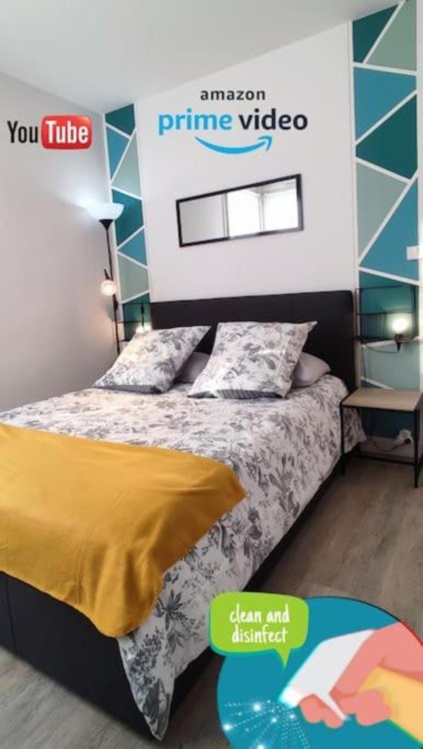 Bed, TV and multimedia, Photo of the whole room, Bedroom