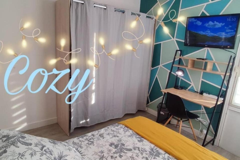 Bed, TV and multimedia, Photo of the whole room, Bedroom, hair dresser, wardrobe