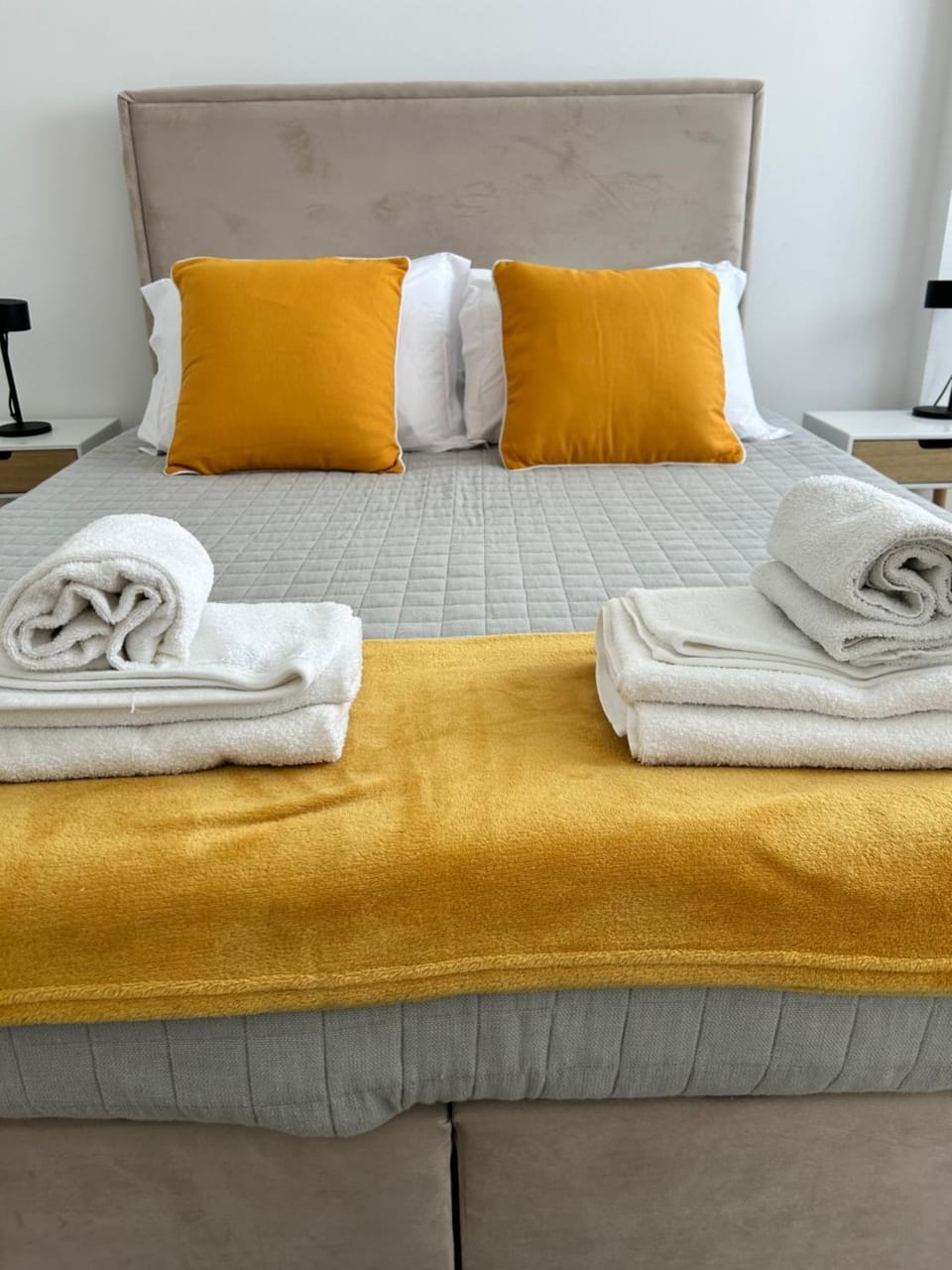 Bed, Bedroom, towels