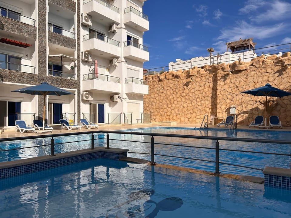 Beautiful 3-Bedroom Apartment on the Ground Floor with Personal Backyard Area and Terrace with Direct Pool Access and Pool View Apartment in Sharm El-Sheikh