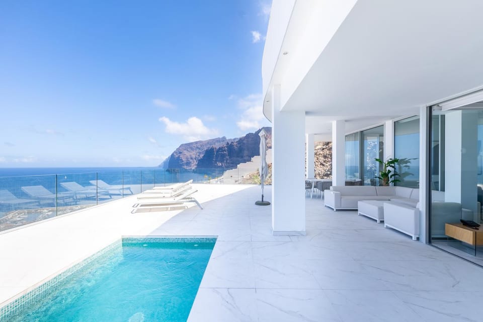 Nearby landmark, Balcony/Terrace, Mountain view, Sea view, Swimming pool, sunbed