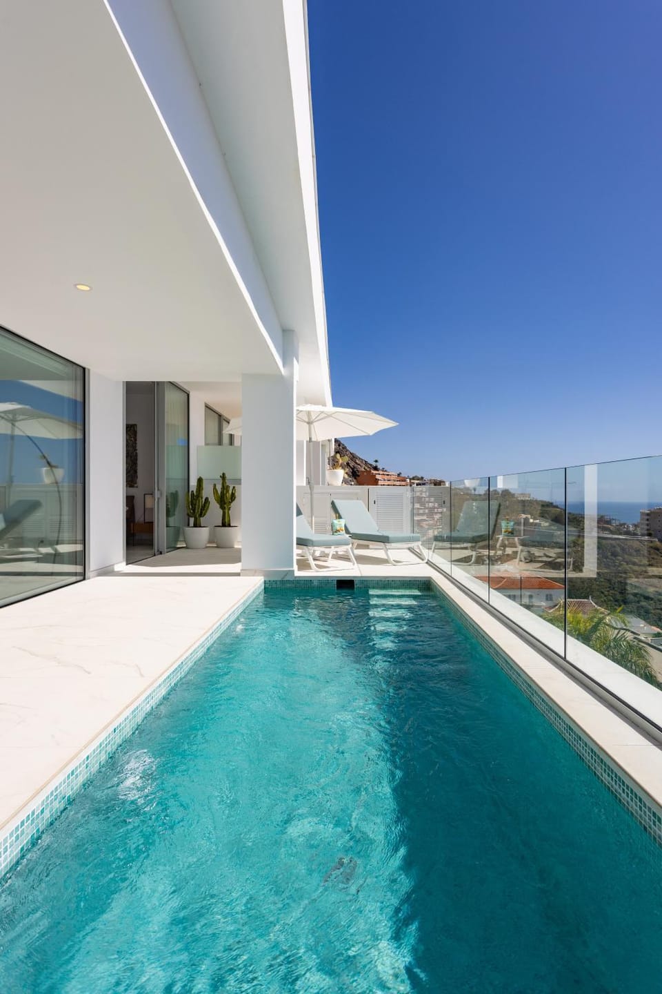 Balcony/Terrace, Pool view, Sea view, Swimming pool, sunbed