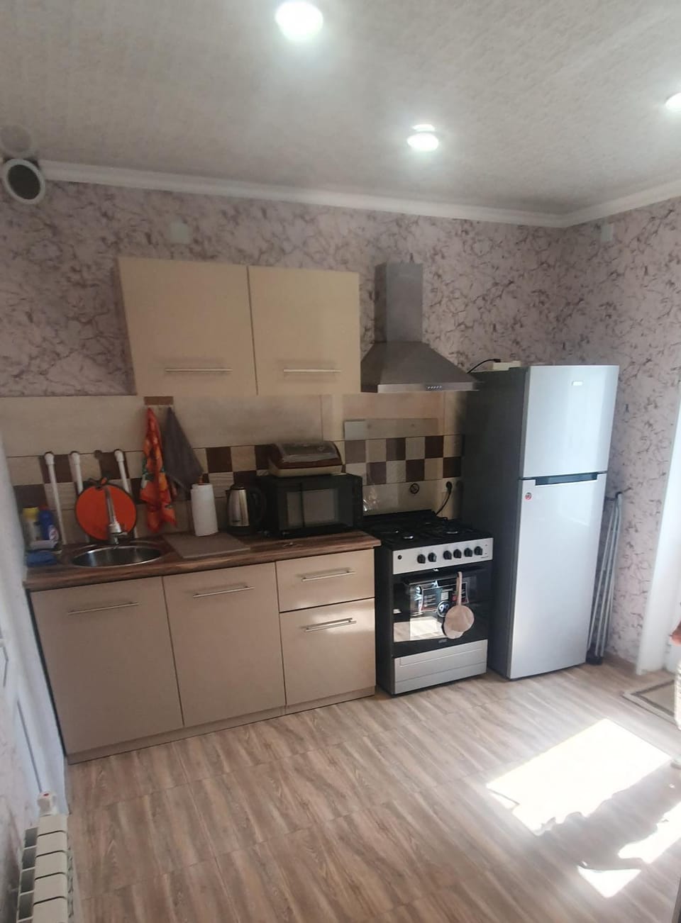 Coffee/tea facilities, Kitchen or kitchenette, oven, stove