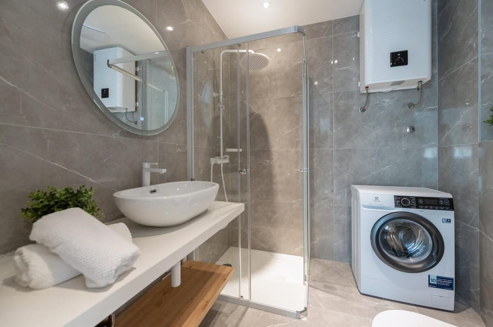 Shower, towels, washing machine