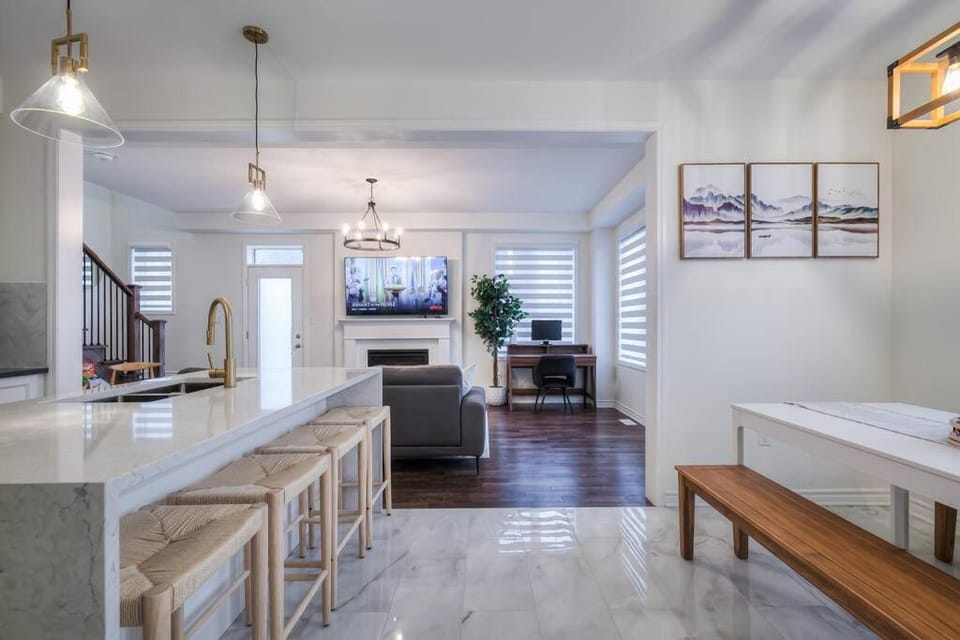Modern Comforts and Spacious Living 4B/3.5 Bath House in Pickering