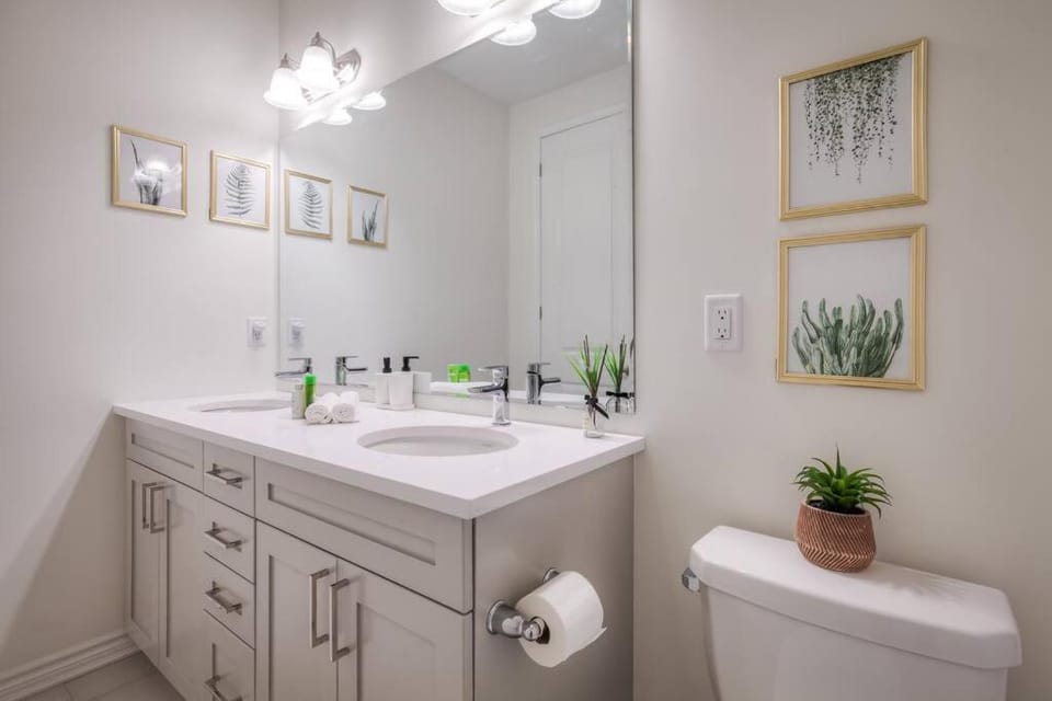 Modern Comforts and Spacious Living 4B/3.5 Bath House in Pickering