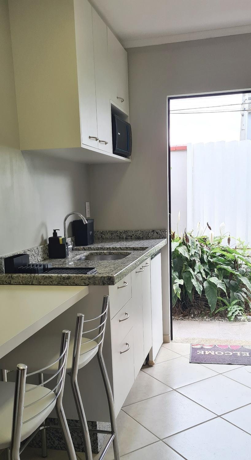 Kitchen or kitchenette, Dining area, minibar, oven