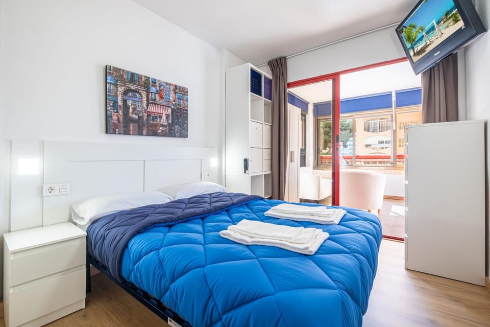 Bed, TV and multimedia, Bedroom, towels