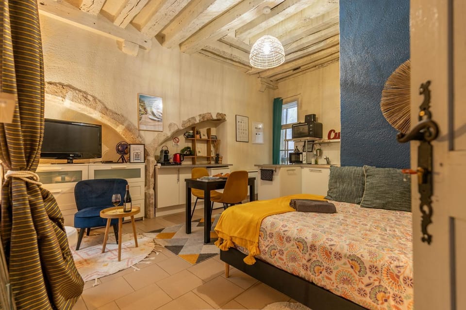 Bed, Photo of the whole room, Seating area