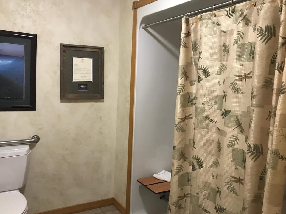 C15, Two bedroom, two bath log-sided, luxury Harbor North cottage with hot tub cottage House in Lake Ouachita
