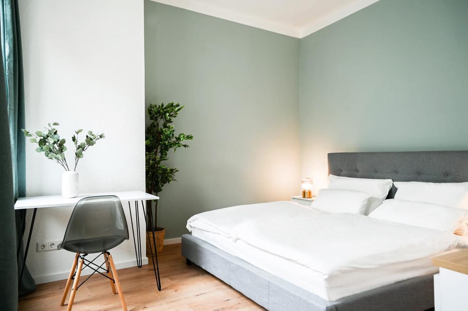 Bed, Photo of the whole room, Seating area, Bedroom