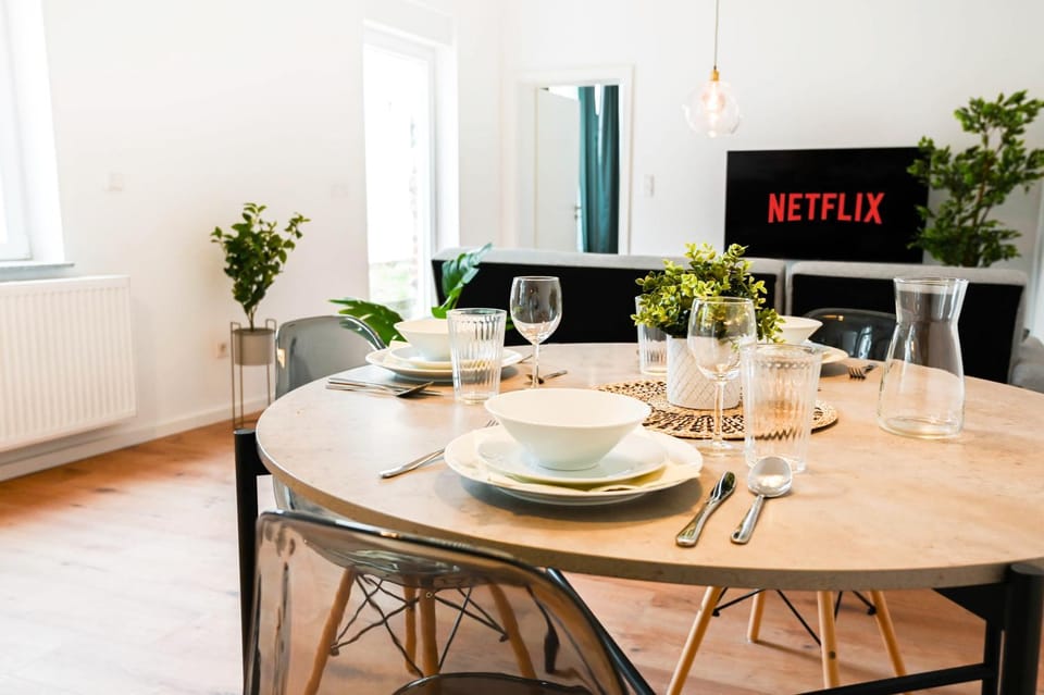 TV and multimedia, Living room, Food and drinks, Seating area, Dining area, Evening entertainment