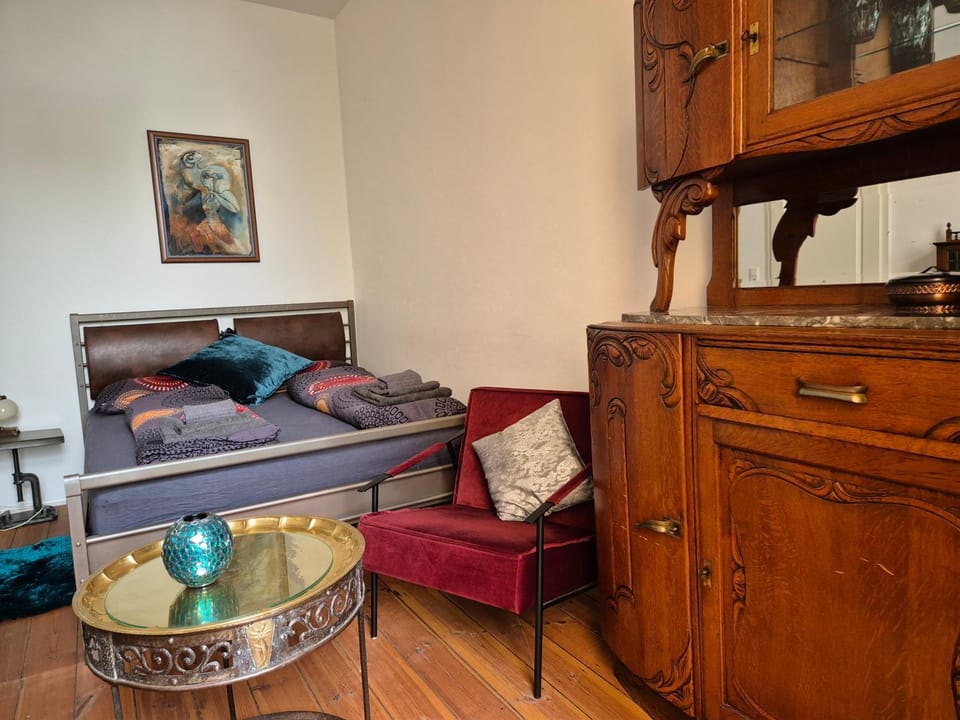 Bed, Photo of the whole room, Seating area, Bedroom