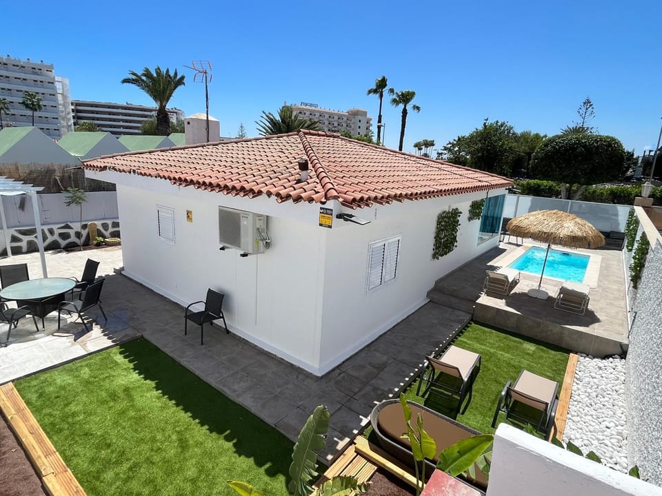 Property building, Patio, Day, Garden, Pool view, Swimming pool, sunbed