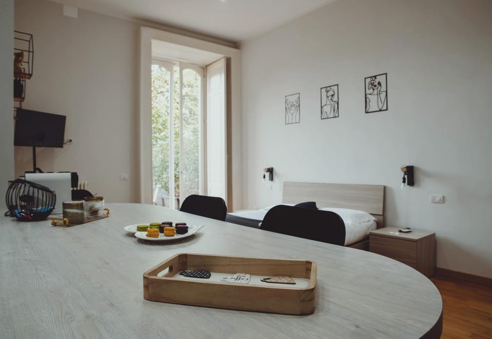 Bed, TV and multimedia, Living room, Seating area, Dining area, Bedroom, kitchen