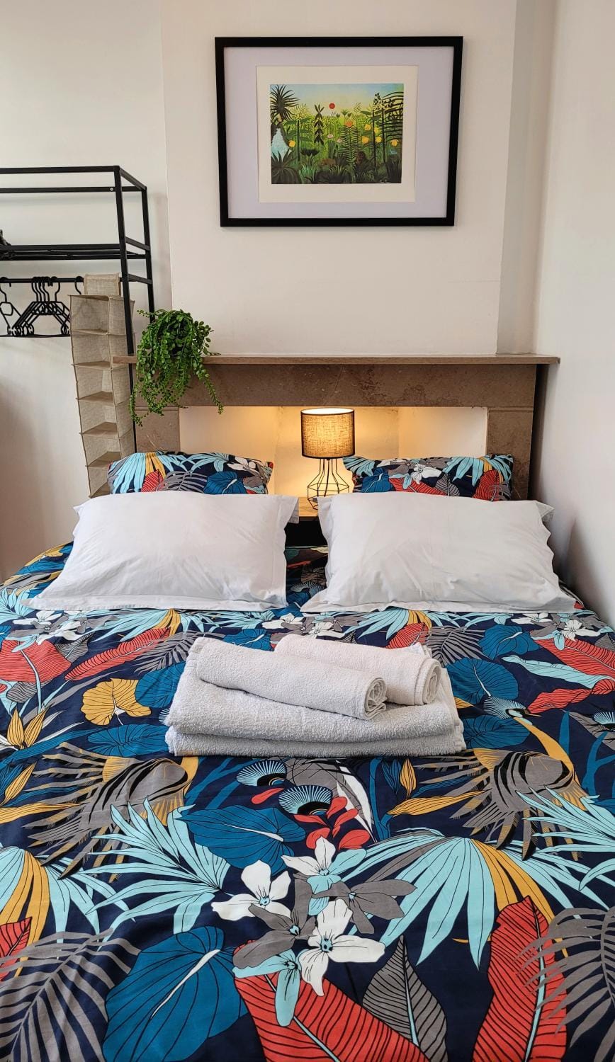 Bed, Bedroom, towels