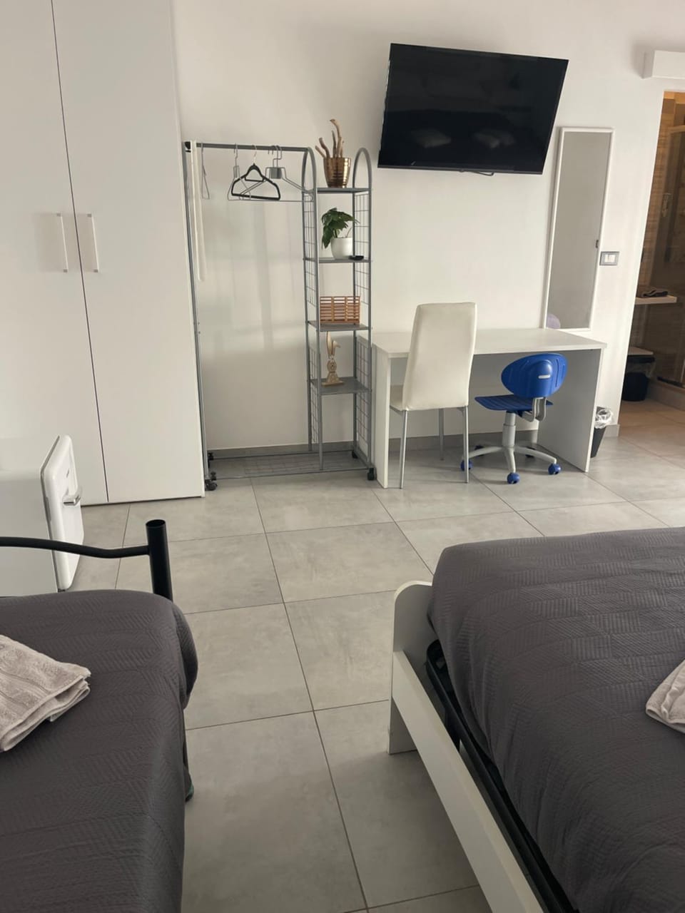 TV and multimedia, Photo of the whole room, Bedroom