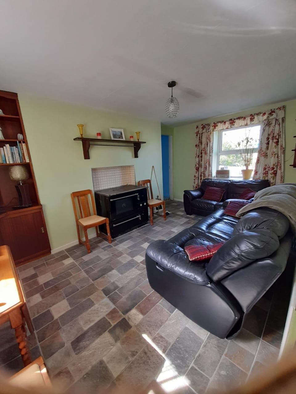 Granny's cottage, a lovely lakeside cottage House in County Donegal
